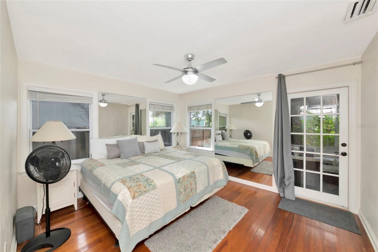 1712 Siesta Drive, Sarasota, FL 34239 Photo