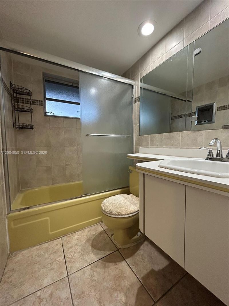 250 Layne Blvd, Unit 310, Hallandale Beach, FL 33009 Photo