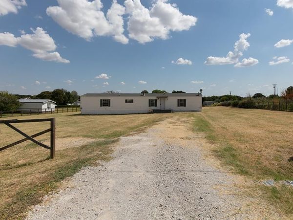 206 Creekview Meadows Court, Springtown, TX 76082