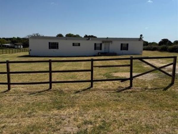 206 Creekview Meadows Court, Springtown, TX 76082