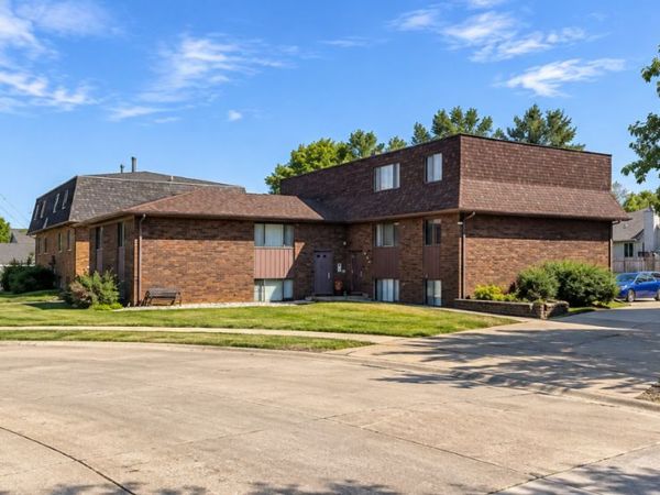 3405 Holiday Court, Unit 8, Bettendorf, IA 52722