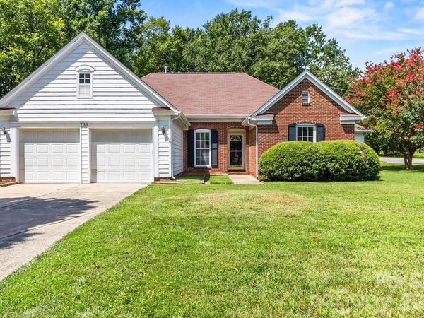 739 Oakbluff Circle , Charlotte, NC 28216