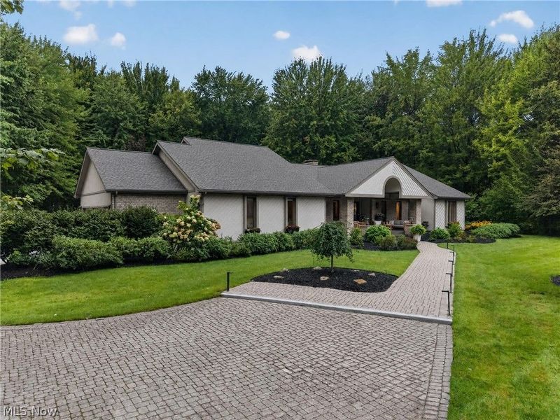 180 Huntington Trail, Cortland, OH 44410 Photo 2