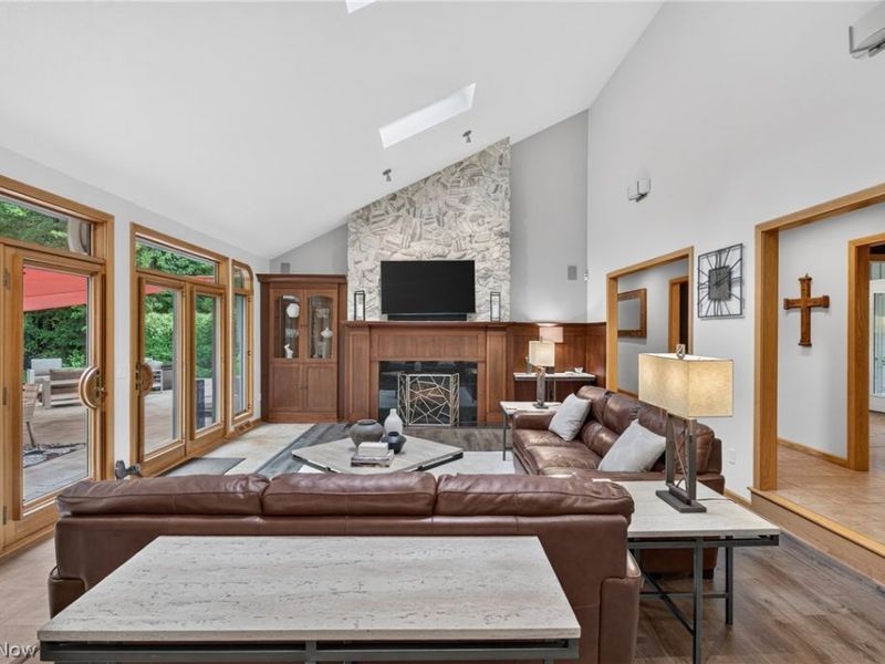 180 Huntington Trail, Cortland, OH 44410 Photo 8