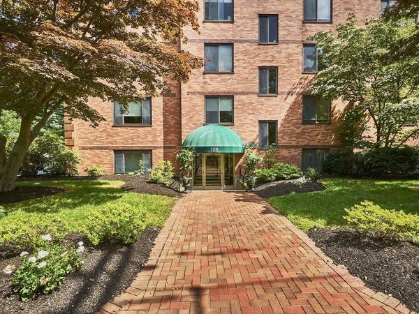 128 Pleasant St, Unit 201, Arlington, MA 02476