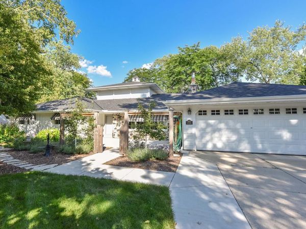 W176N8474 Sunset Ridge DRIVE, Menomonee Falls, WI 53051