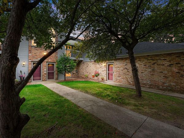 180 W Oak Leaf DRIVE, Unit 8, Oak Creek, WI 53154
