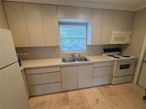 7550 SW 82nd St, Unit F204, Miami, FL 33143