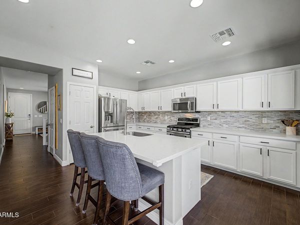 946 E WIMPOLE Avenue, Gilbert, AZ 85297