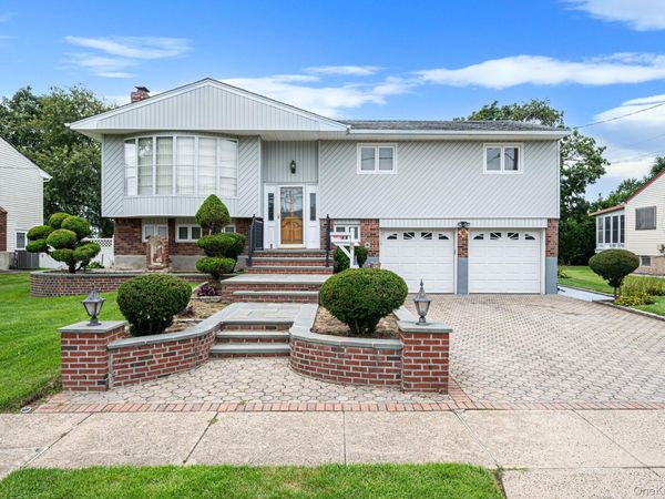 21 Page Drive , Hicksville, NY 11801