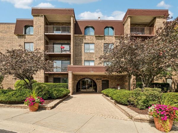 2100 Valencia Drive , Unit 215B, Northbrook, IL 60062