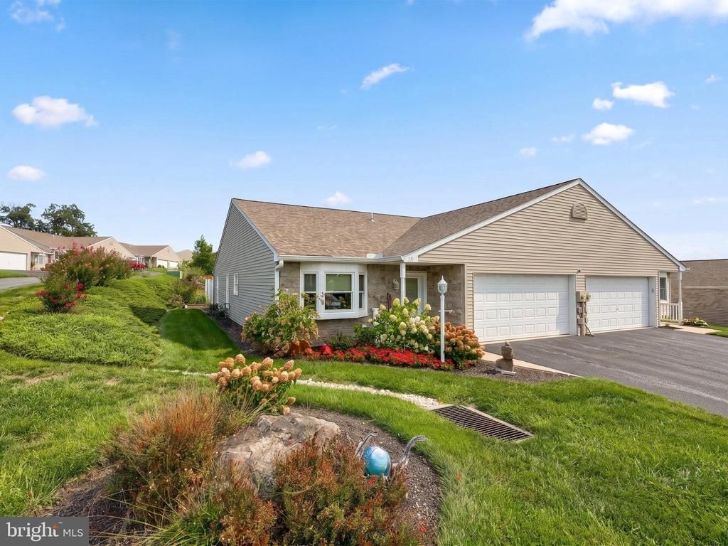 531 Buckthorn Drive, York, PA 17406 Main Photo
