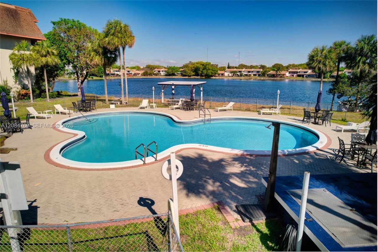 671 NE 195th St, Unit 329E, Miami, FL 33179 Photo