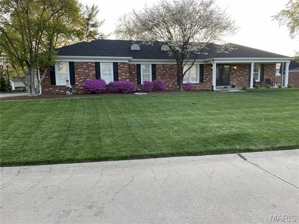 315 Prince Towne Drive, Creve Coeur, MO 63141