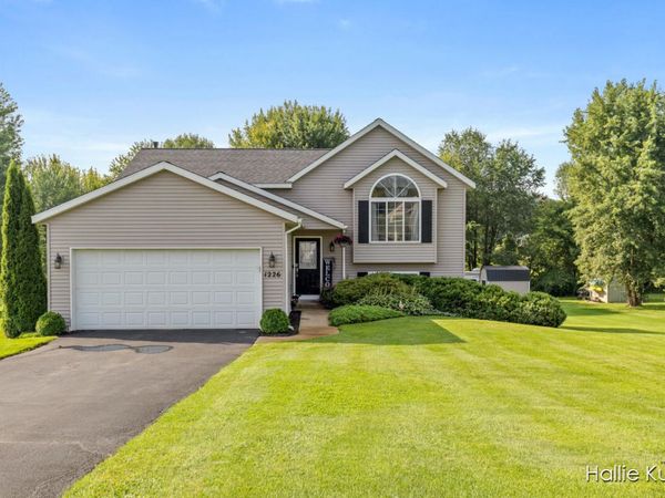 1226 S Hill Drive, Sparta, MI 49345
