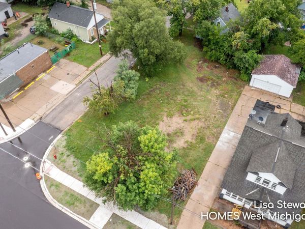 558 E Apple Avenue, Muskegon, MI 49442