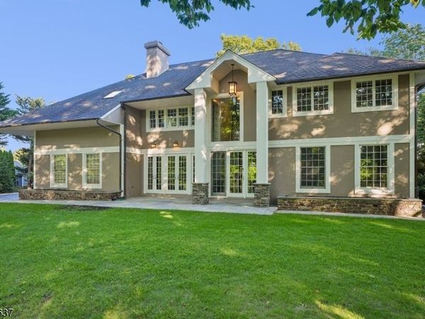 16 Holmehill Lane, Roseland, NJ 07068