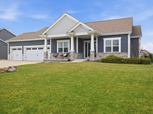 W136N6171 Weyer Farm Dr, Menomonee Falls, WI 53051