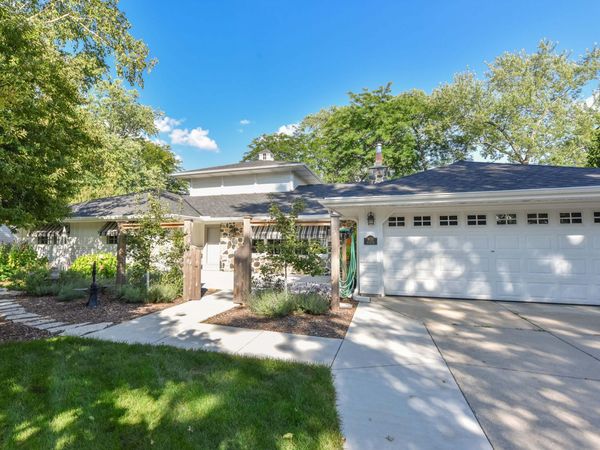 W176N8474 Sunset Ridge Dr, Menomonee Falls, WI 53051