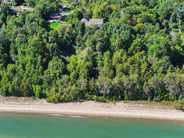 3582 E Norport Dr, Port Washington, WI 53074