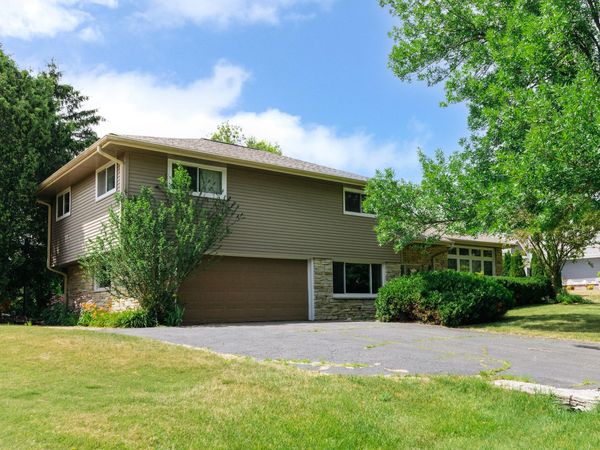 8551 N Manor Ln, Fox Point, WI 53217