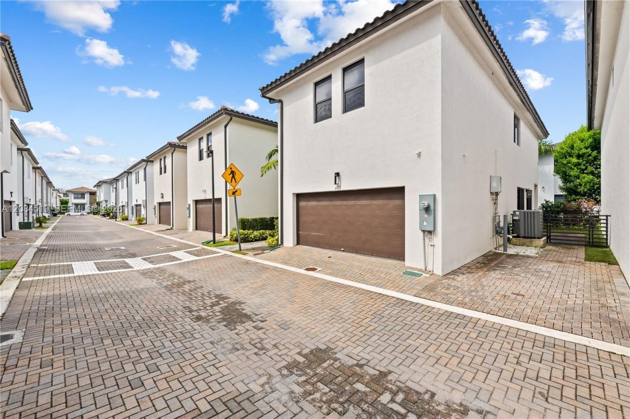 4402 NW 81st Ave, Doral, FL 33166 Photo