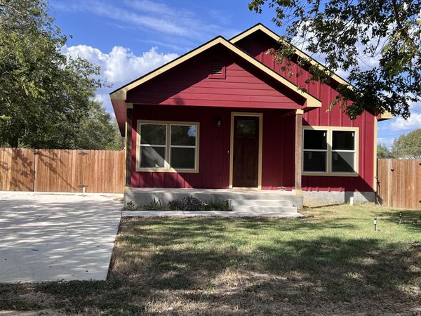 410 W Trinity ST , Luling, TX 78648