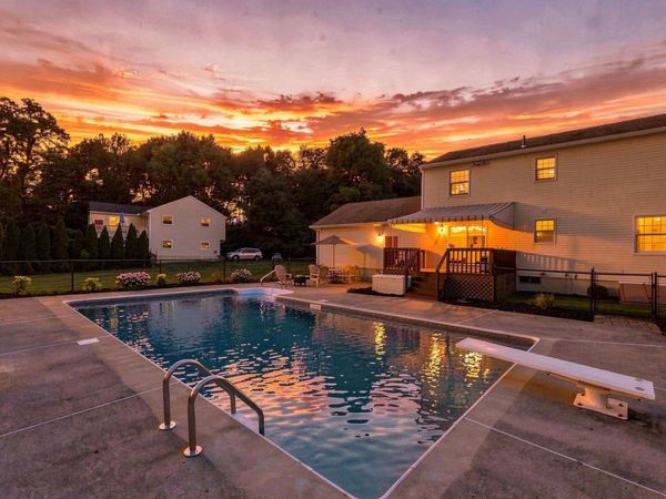 89 Zachary Ln, Agawam, MA 01001