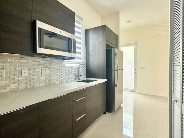 6681 NW 104 AVE , Unit EFFIC, Doral, FL 33178