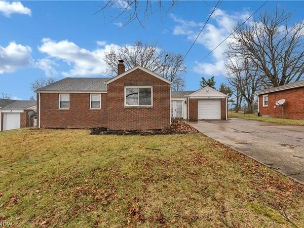 627 Poland Avenue , Struthers, OH 44471