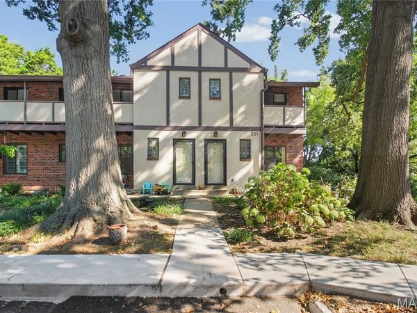 331 Barrington Square Estate, Unit H, Kirkwood, MO 63122