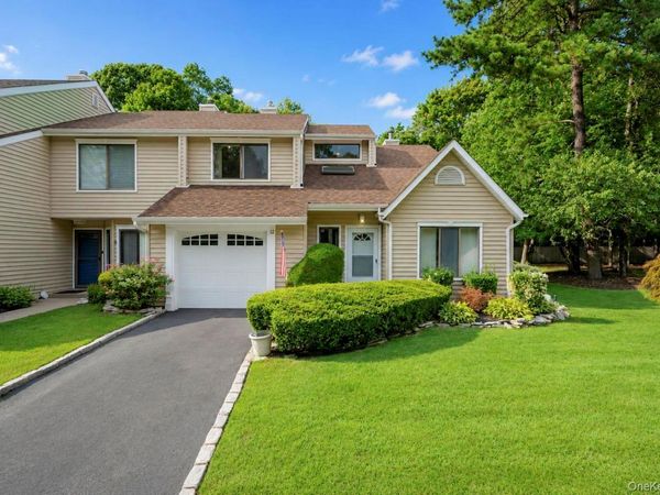 12 Hidden Pines Way , Bohemia, NY 11716