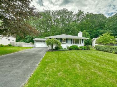 98 Burkedale Crescent , Rochester, NY 14625