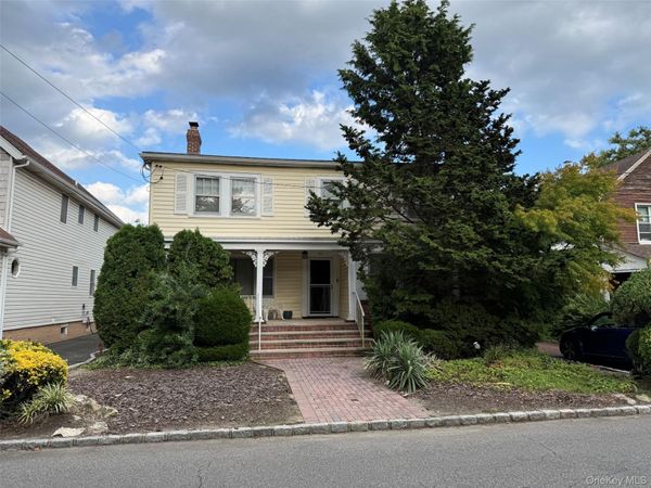 82 Auerbach Lane , Lawrence, NY 11559
