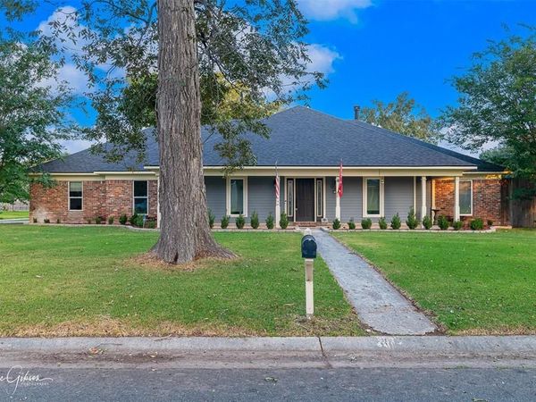 2201 Surrey Lane, Bossier City, LA 71111