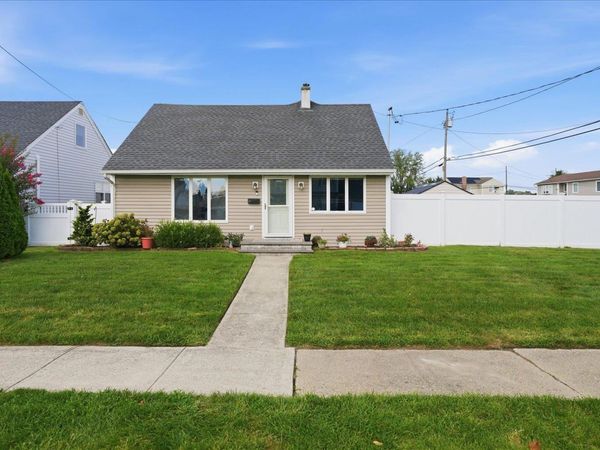47 Berkeley Place , Massapequa, NY 11758