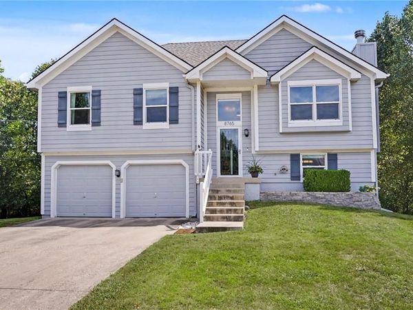 8765 Thompson Drive, De Soto, KS 66018