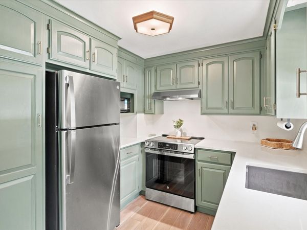 13 Hilltop Dr, Burlington, MA 01803