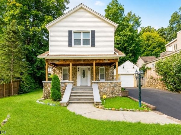 20 Shawnee Rd, Hopatcong, NJ 07843