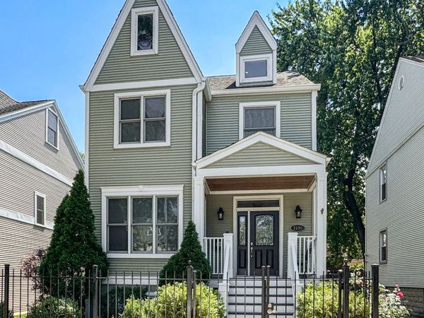 2135 W Montrose Avenue, Chicago, IL 60618