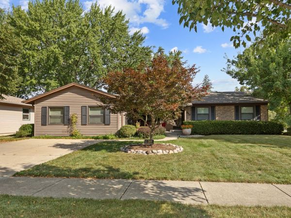 569 Northampton Circle, Elk Grove Village, IL 60007