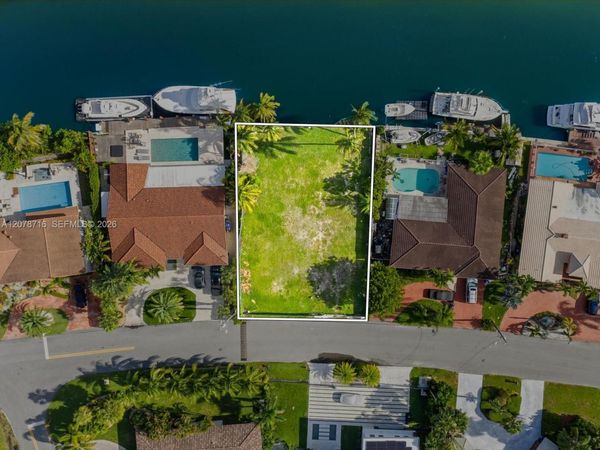 3030 NE 164th St , North Miami Beach, FL 33160