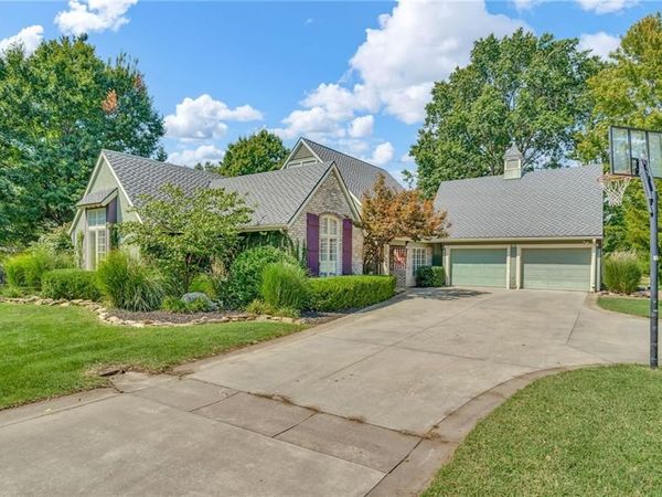 615 W Willow Lane, Ottawa, KS 66067
