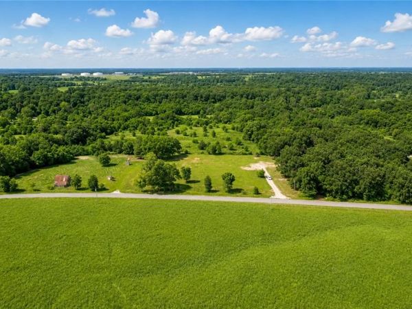 511 NW Cowan Avenue , Gentry, AR 72734