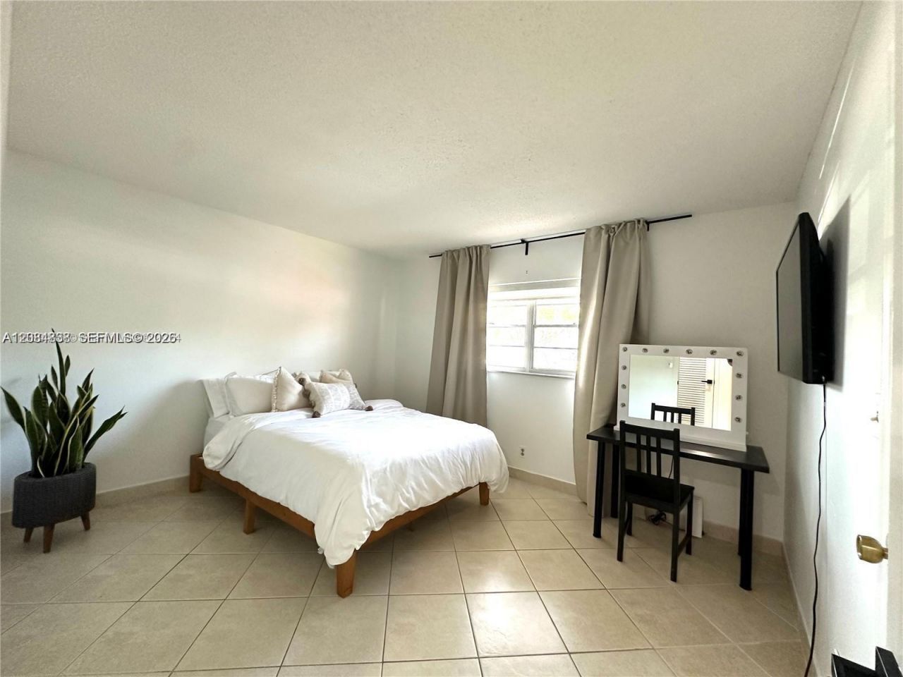 620 NE 12th Ave , Unit 102, Hallandale Beach, FL 33009 Photo