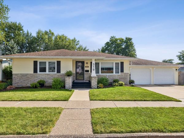 319 4th Street , De Witt, IA 52742
