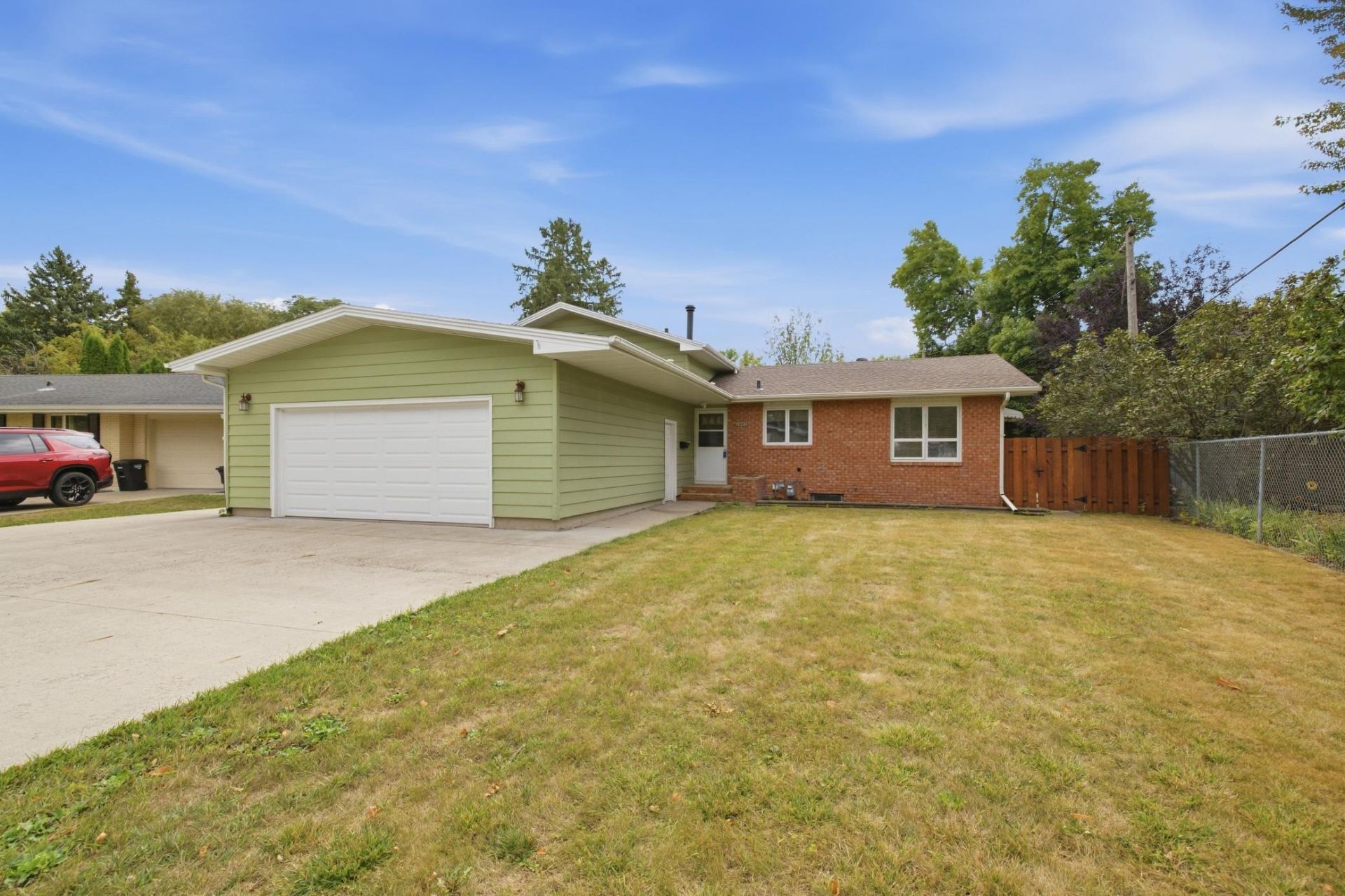 2807 Edgewood Drive N, Fargo, ND 58102 Main Photo