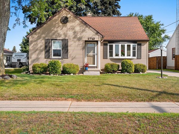 1710 Viebahn St, Manitowoc, WI 54220