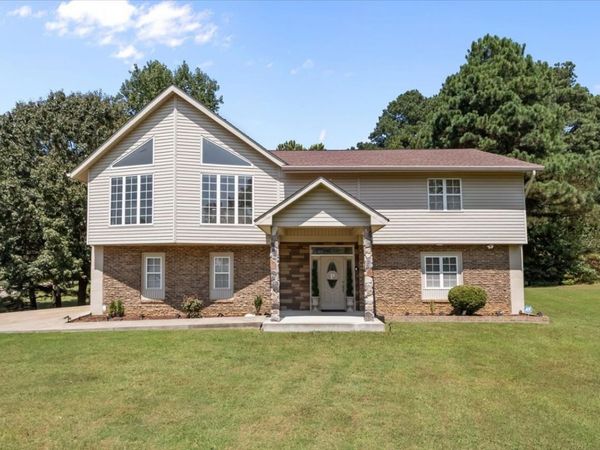 110 Carriage House Dr , Camden, TN 38320