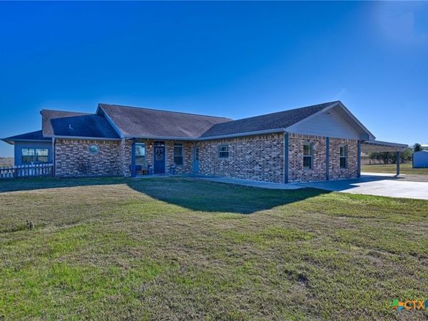 1733 County Road 376 , Shiner, TX 77984